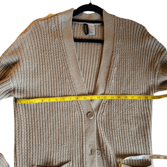 Cozy knit beige button up cardigan with pockets | DIVIDED - Picture 3 of 11